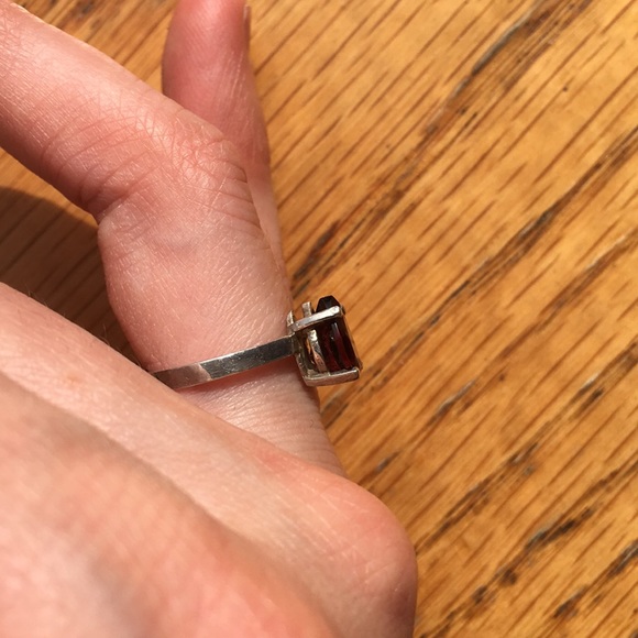 🧚🏼‍♀️✨Clearance Sale!✨ Genuine garnet and sterling silver ring size 5 - Picture 7 of 7